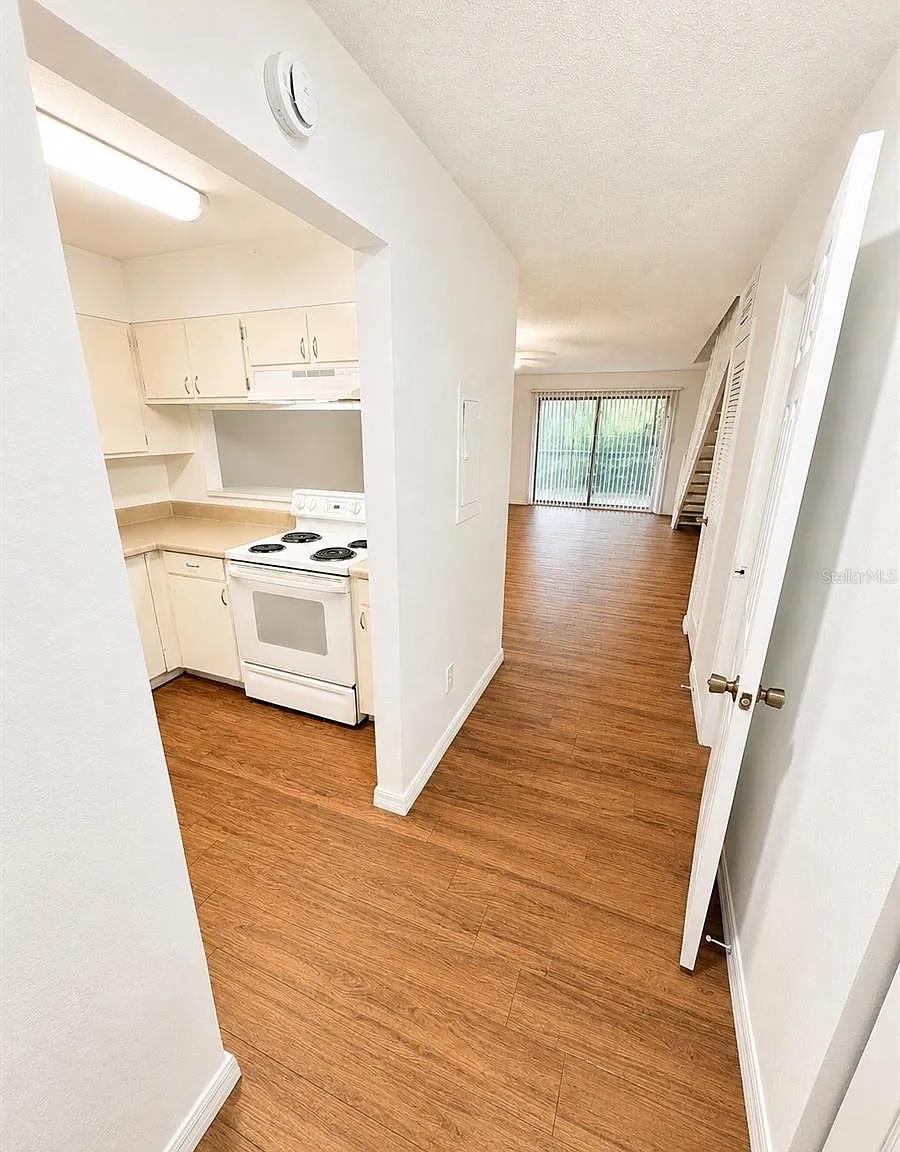 2 bed, 1.5 bath, 1200 sqft, $1,289 — Photo 3