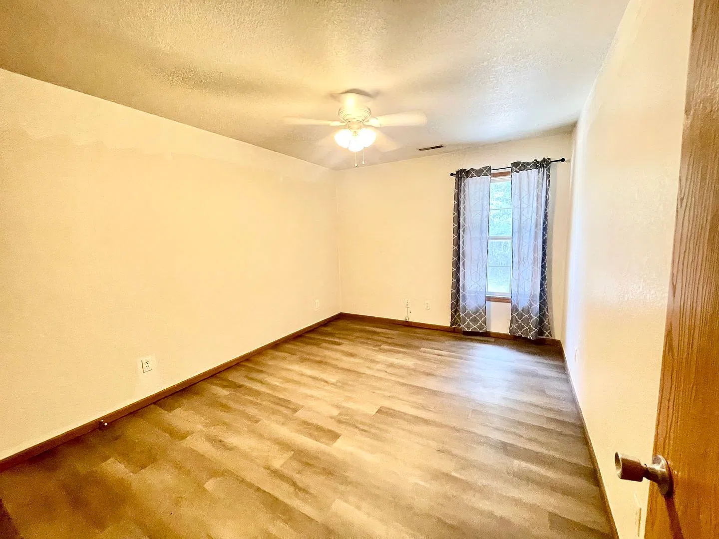 2 Bedroom 1 bathroom Apartment in Wickliffe — Photo 4