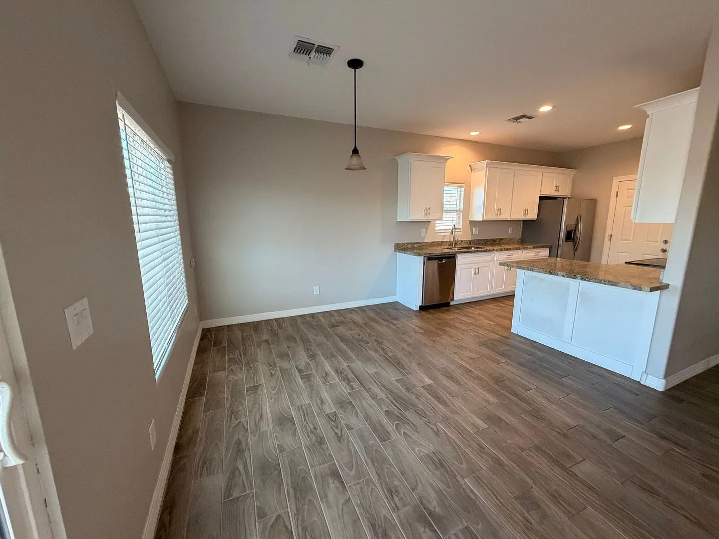 Beautiful 3 Bedroom with large fenced yard — Photo 4