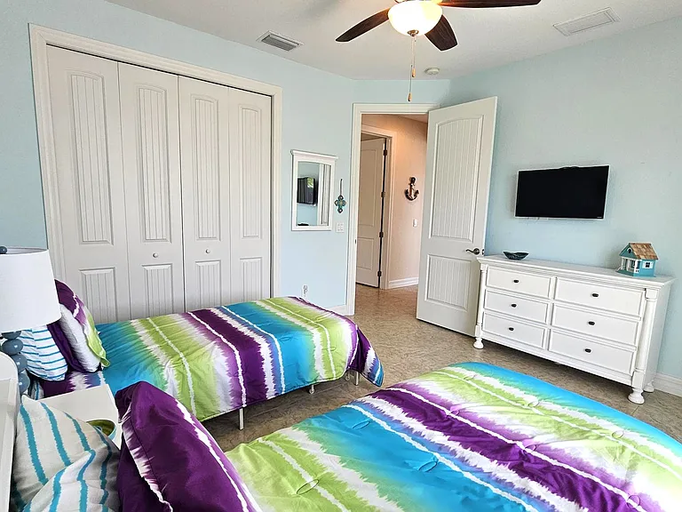 Guest bedroom-twin beds