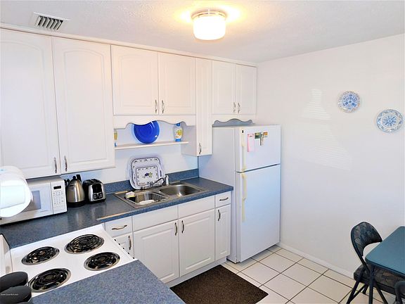 3rd image of 350 Woodland Ave APT 14