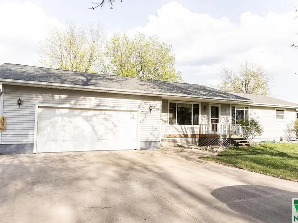 1104 Hayes Ave, Hull, IA 51239