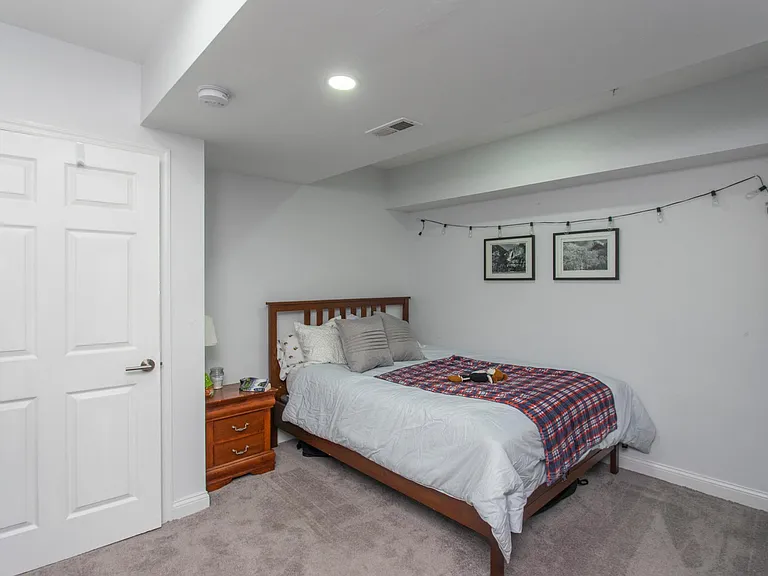 1629 Wallace St #1R — Photo 11