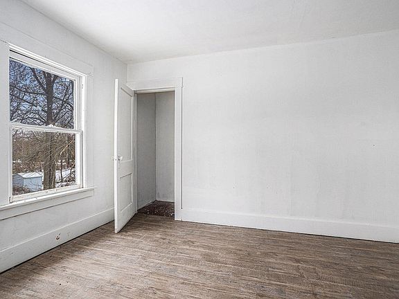 3rd image of 174 Cherry St