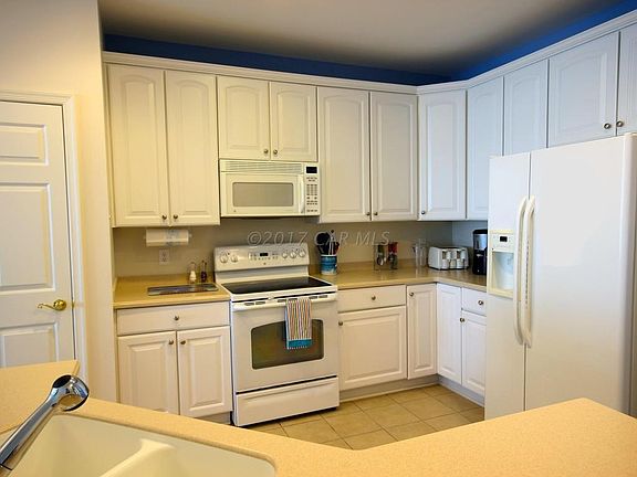 02 - Kitchen - View A