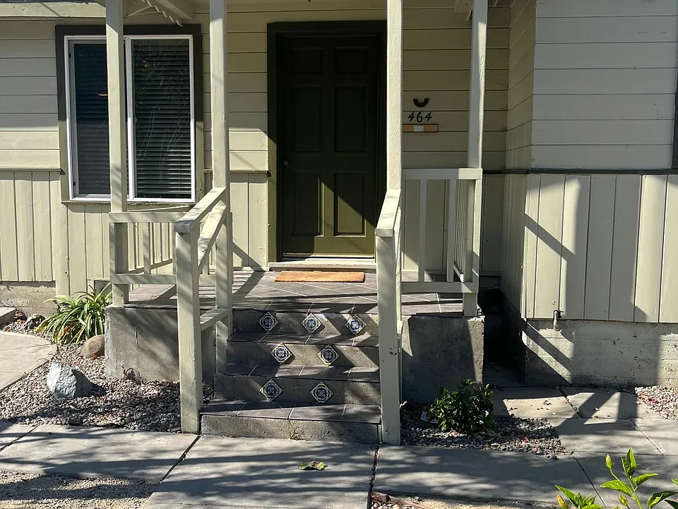 464 Sandercock St