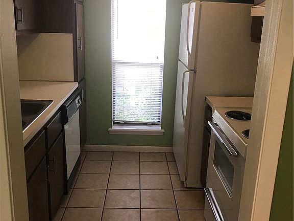 5th image of 410 Brentwood Dr E