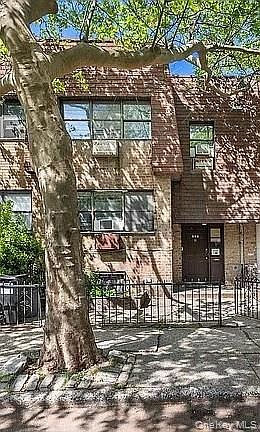 2nd image of 600 Pine Street