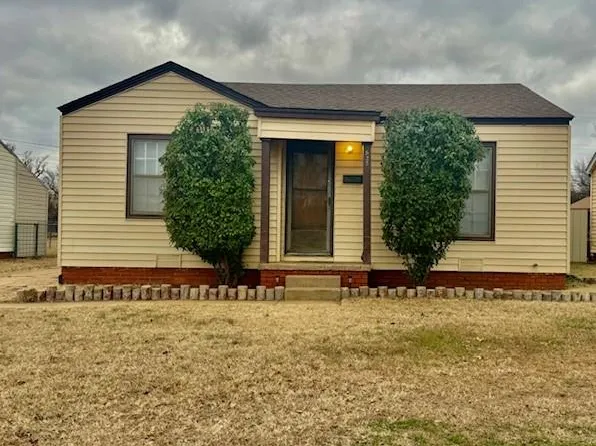 522 S 11th St, Clinton, OK 73601