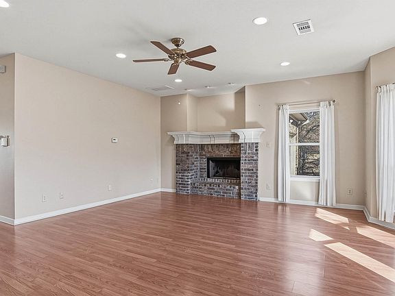 4th image of 741 E Main St