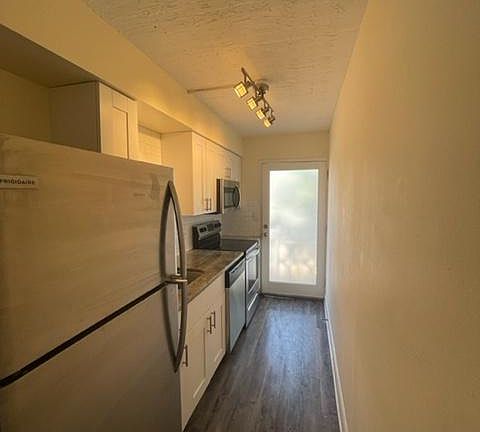 4th image of 106 Columbia Dr #B10