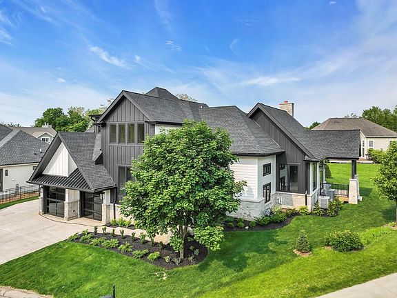 3rd image of 525 Maple STREET