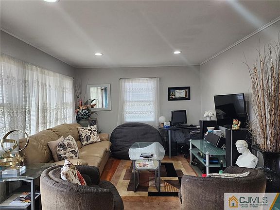 3rd image of 113 Dayton Ave