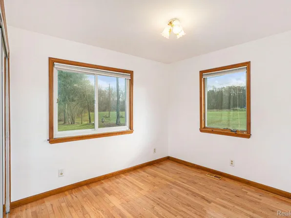 18508 Pellett Dr, Fenton, MI 48430