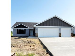 309 Maple Ridge Dr, Henderson, MN 56044