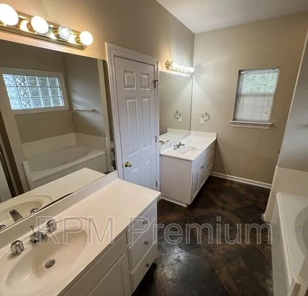 5557 Arialo Dr — Photo 15