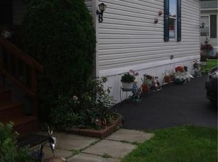 8 Pinewood Dr, Hamlin, NY 14464