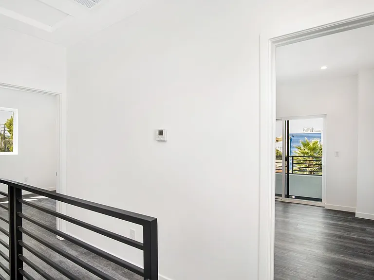 Brand New 3Bed/3.5 Bath Townhouse Available Now! — Photo 8
