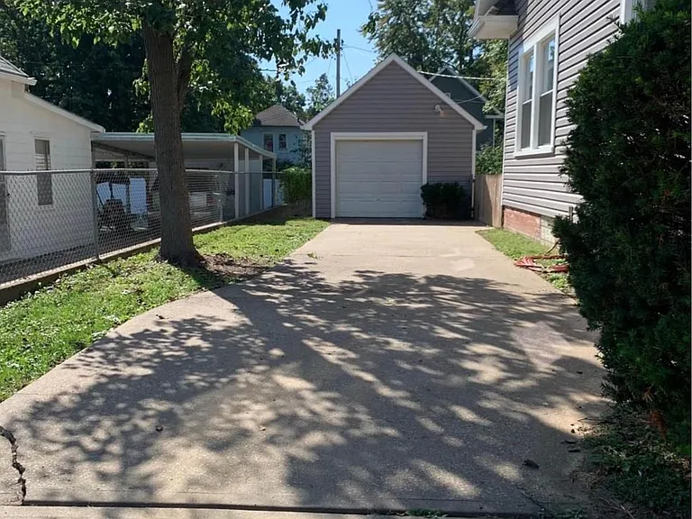2416 Doniphan Ave — Photo 2