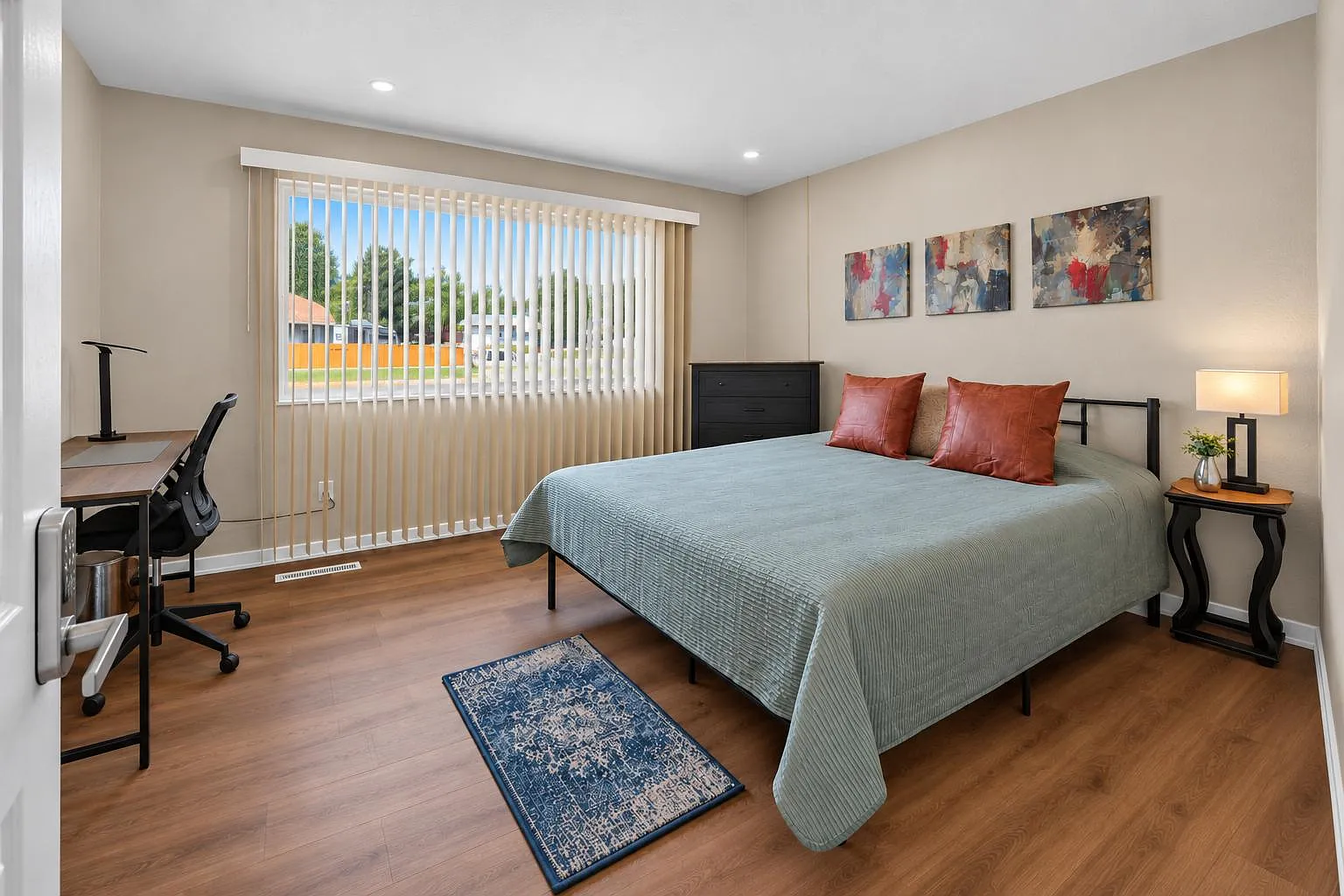 4 bed, 2.0 bath, 1636 sqft, $892 — Photo 1