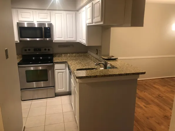 3303 Wyndham Cir APT 147, Alexandria, VA 22302