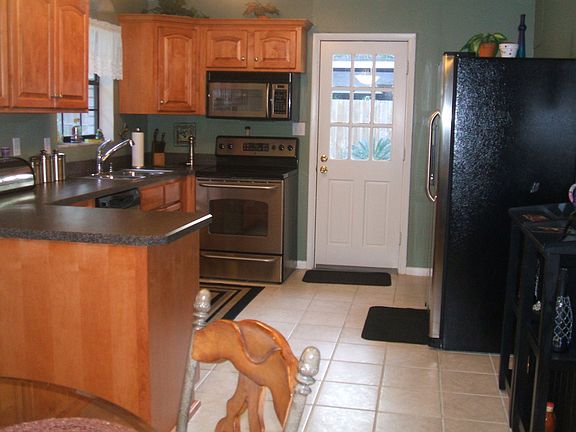 Brand New Kitchen With Beautiful Real Wood Cab & ST ST APPLIANCES