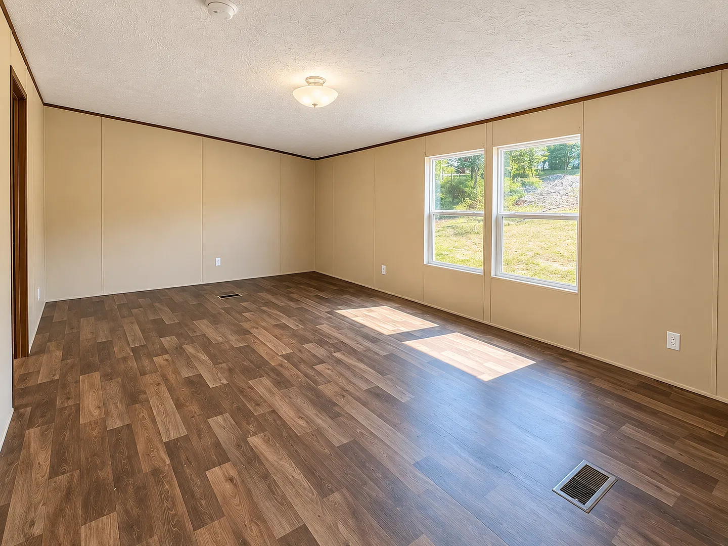 Charming 4-Bedroom Home with Spacious Yard in a Peaceful Country Setting — Photo 4