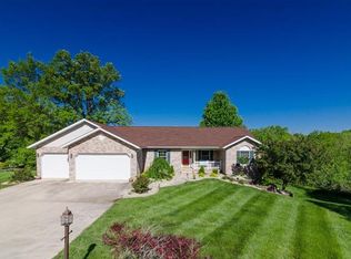 8 Trail Lin Rdg, Alton, IL 62002