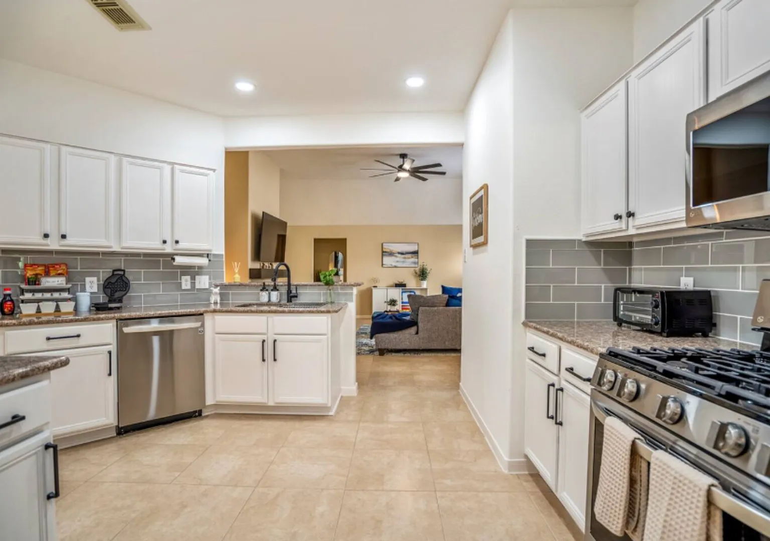 Spacious 3-Bedroom Rental in Houston Furnished & Family-Friendly — Photo 4
