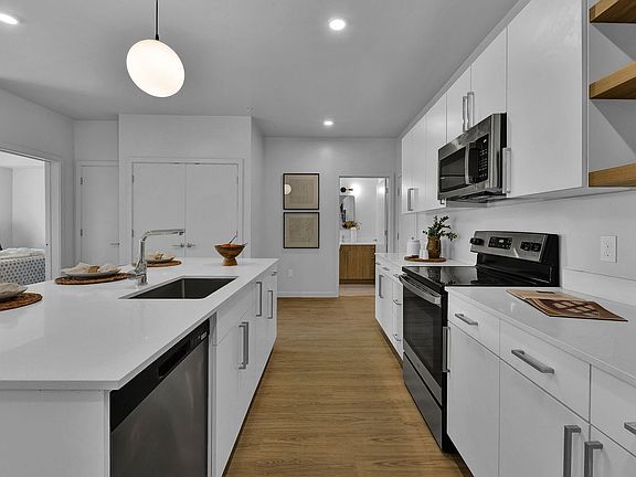 4th image of 2550 W Targee St #732