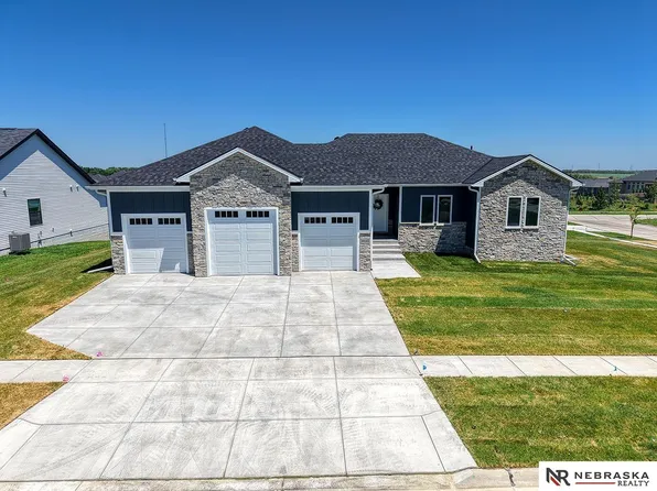 9520 Delano Dr, Lincoln, NE 68516