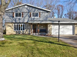 709 Mulberry Dr E, West Bend, WI 53090