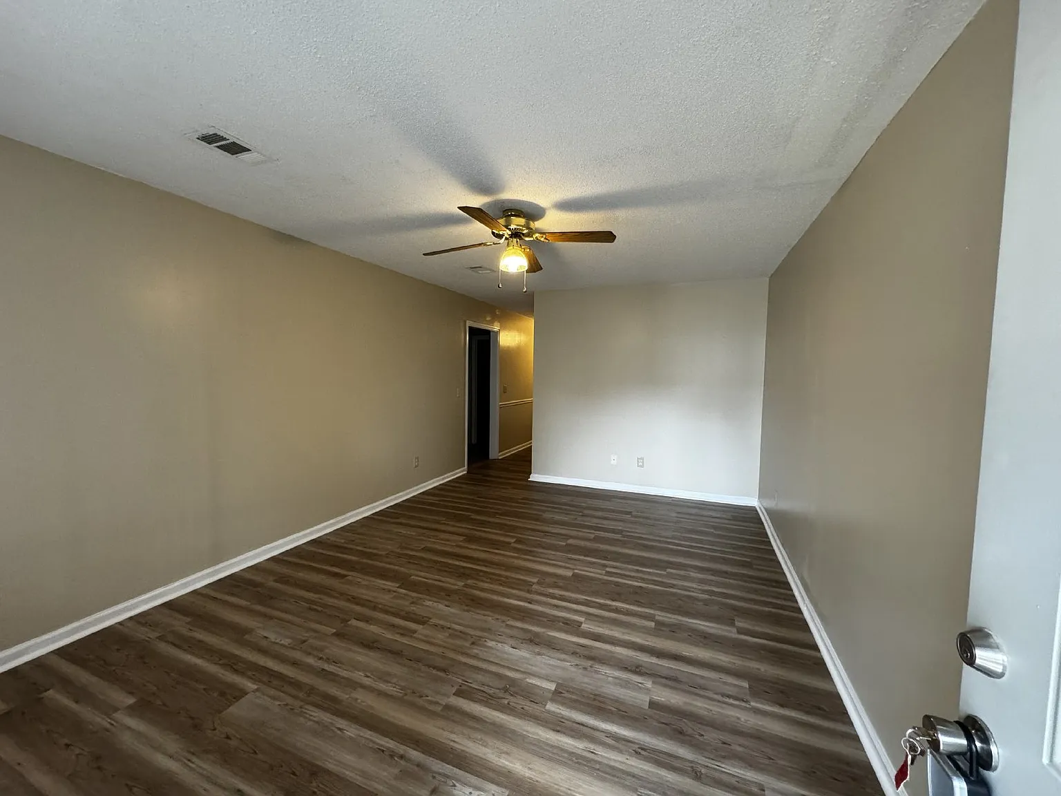 2 bed, 2.0 bath, 900 sqft, $1,225 — Photo 2
