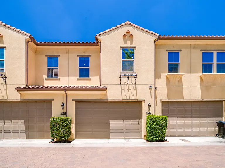 2533 Almeria Ln — Photo 21