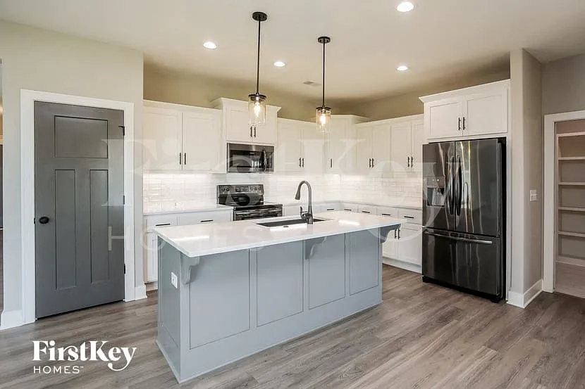 4 bed, 3.0 bath, 2560 sqft, $4,200 — Photo 4