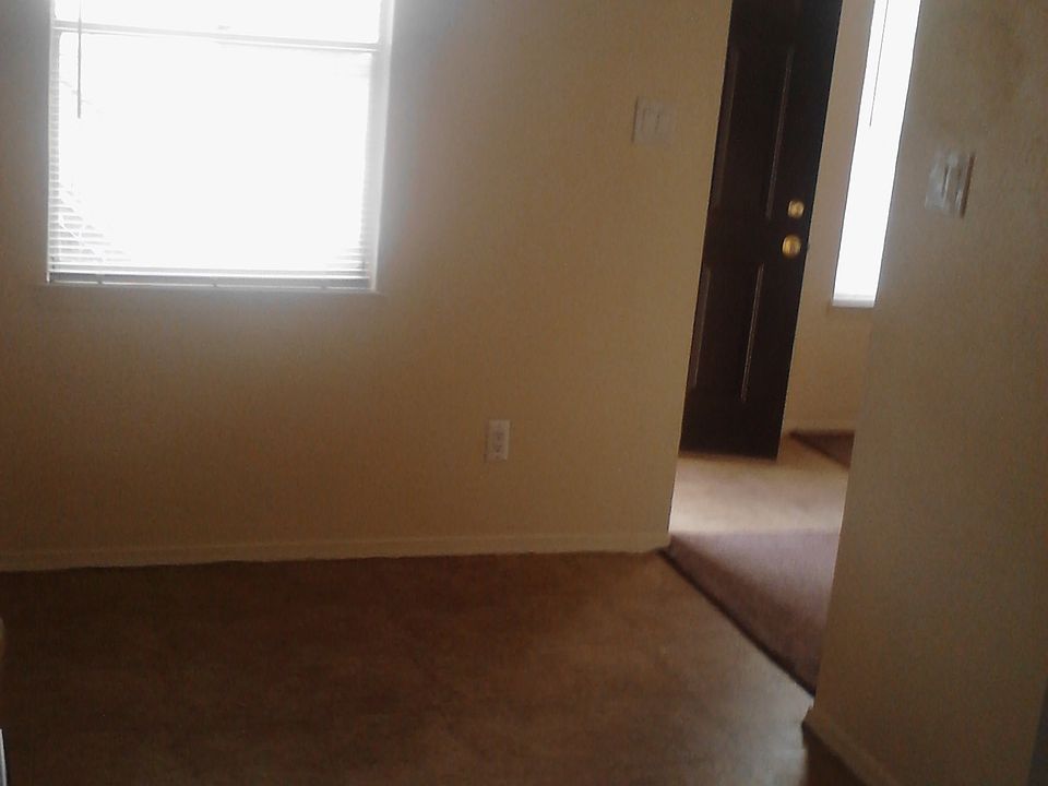 1st image of 12401 Manitoba Dr NE