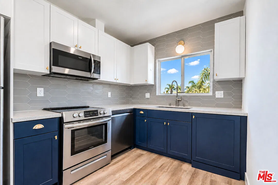1 bed, 1.0 bath, 572 sqft, $2,695 — Photo 2