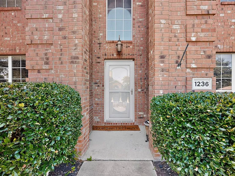 1236 Blue Brook Dr — Photo 4
