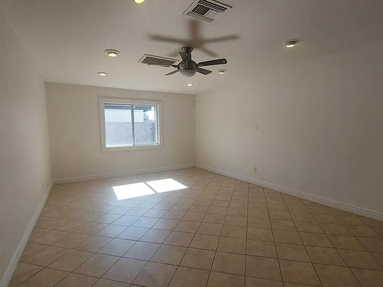 2448 W Freeway Ln — Photo 6