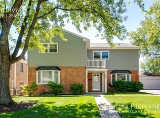 581 Ivy Ct #1, Lake Forest, IL 60045