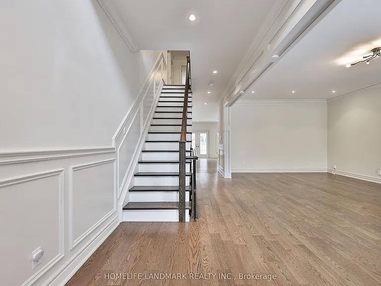 112 Kingsway Cres — Photo 3