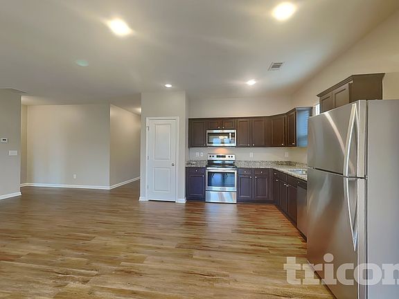 4th image of 381 Alexander Ln