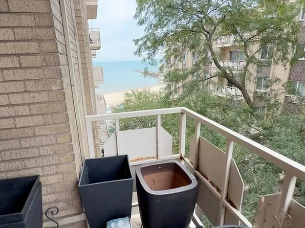 2772 E 75th St #4E, Chicago, IL 60649