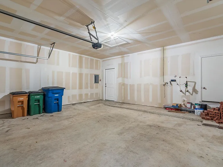 7604 Knockfin Dr — Photo 30