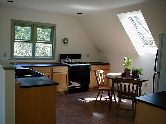 Large kitchen w/eat-in area