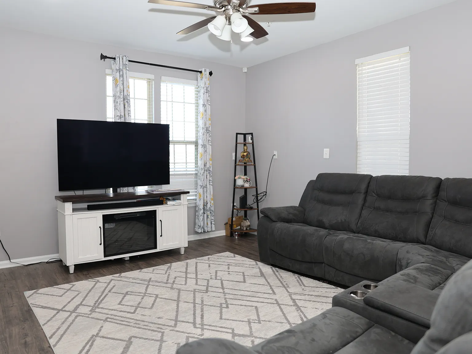 3 bed, 2.5 bath, 2320 sqft, $3,000 — Photo 2