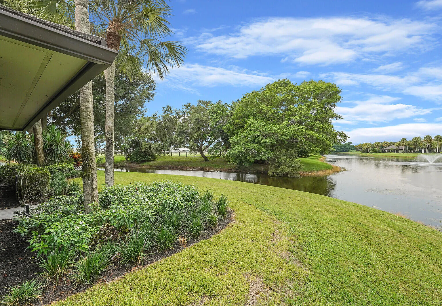 3 bed, 3.0 bath, 2400 sqft, $20,000 — Photo 3