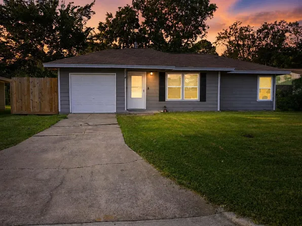 114 Highland Dr, Hitchcock, TX 77563
