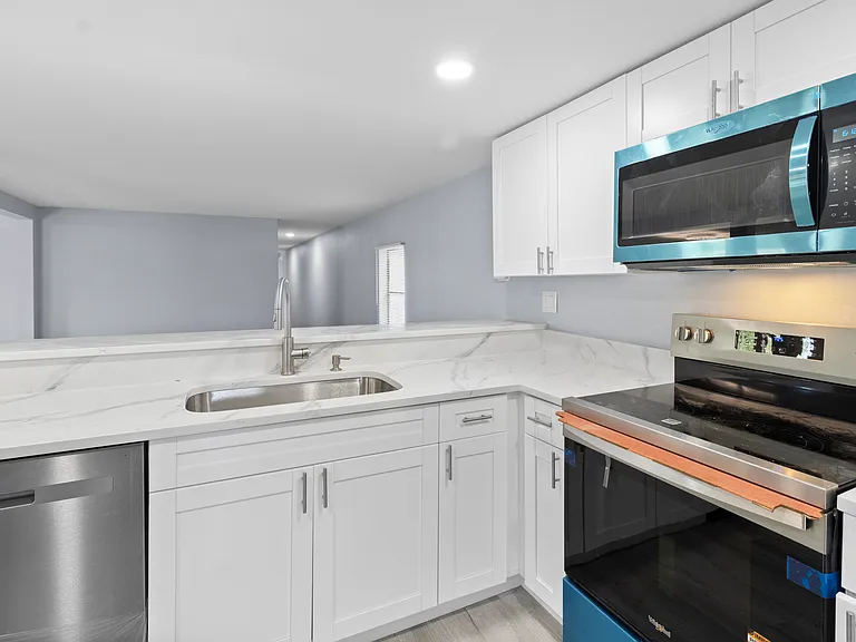 285 Aristides St — Photo 11
