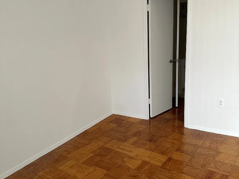 Calvert House Apartments — Photo 46